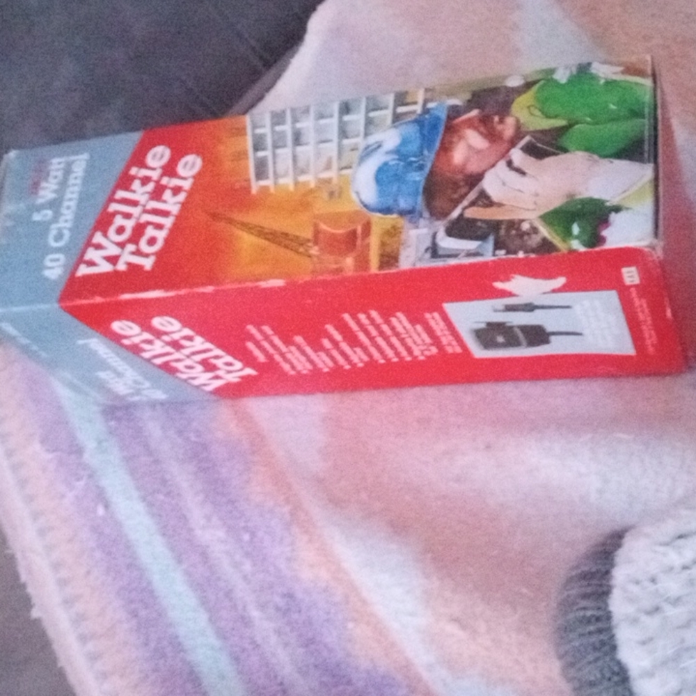 Vintage 1983 realistic 5 watt 40 channel trc-216 walkie talkie radios have two